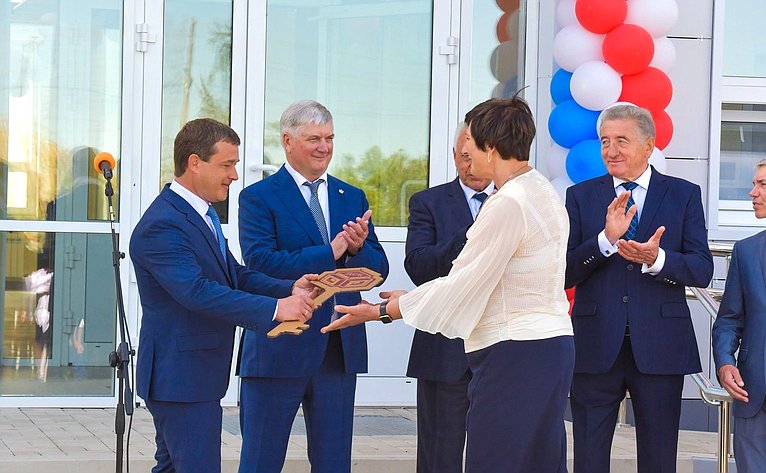 Сергей Лукин принял участие в церемонии открытия средней общеобразовательной школы в селе Садовое Аннинского района