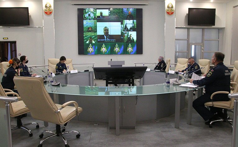 Заместитель Председателя СФ, Герой России, заслуженный спасатель Российской Федерации Юрий Воробьев принял участие в работе «круглого стола», приуроченного ко Дню Героев Отечества