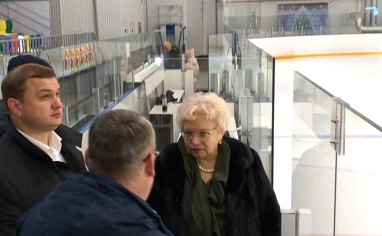 Оксана Хлякина в ходе рабочей поездки в регион посетила ледовый дворец