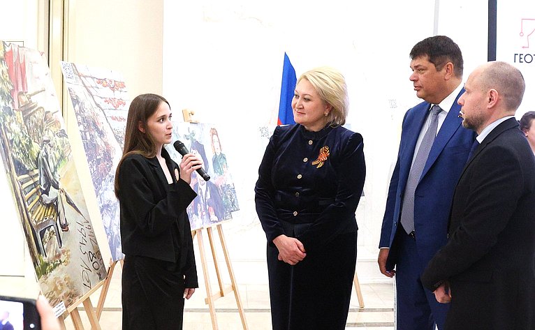 Лилия Гумерова и Дмитрий Василенко открыли в верхней палате выставку детского рисунка «Жизнь, делённая на граммы»