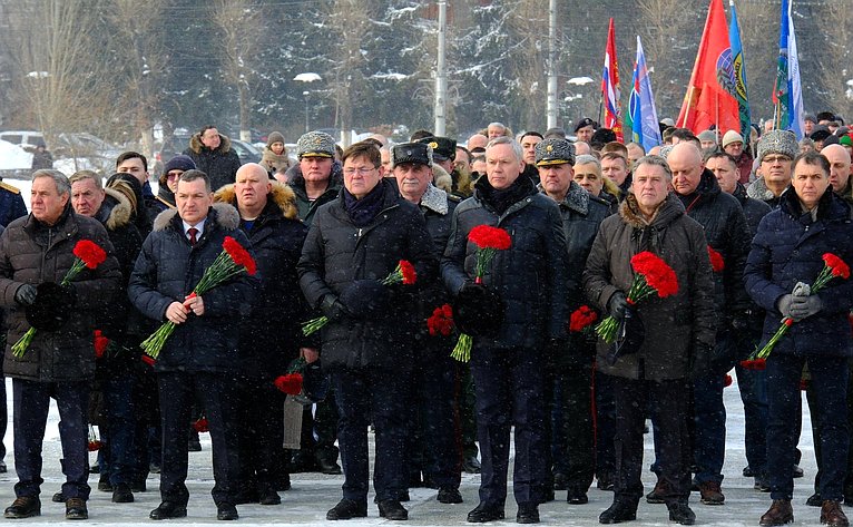 Владимир Городецкий в ходе региональной недели возложил цветы к Вечному огню и к пилону с фамилиями павших в Афганистане на Монументе Славы в Новосибирске