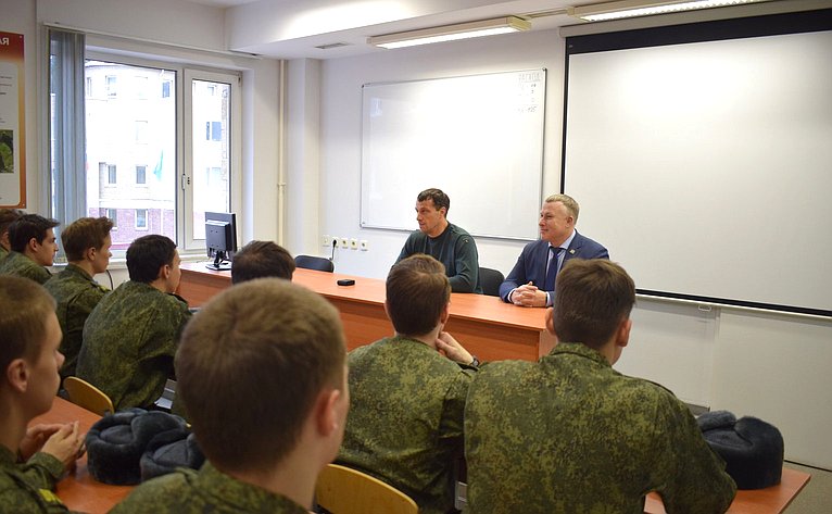Эдуард Исаков посетил Военный учебный центр при Югорском государственном университете