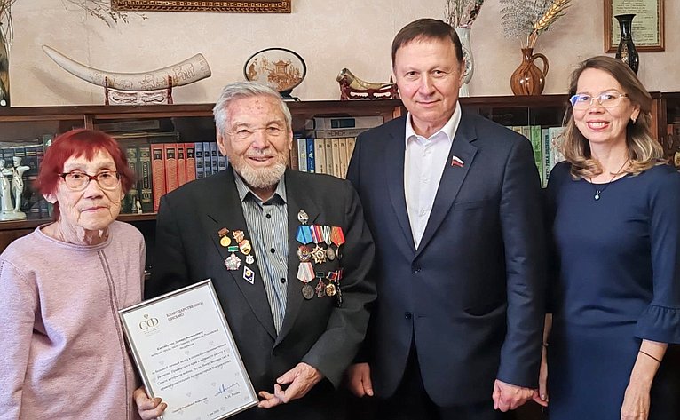 Александр Ролик в день Первомая сенатор также посетил на дому и поздравил с праздником ветерана труда Дамира Кантакузена