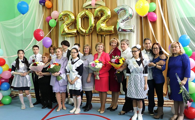 Римма Галушина приняла участие в торжественной линейке, посвященной окончанию учебного года, празднику «Последнего звонка»