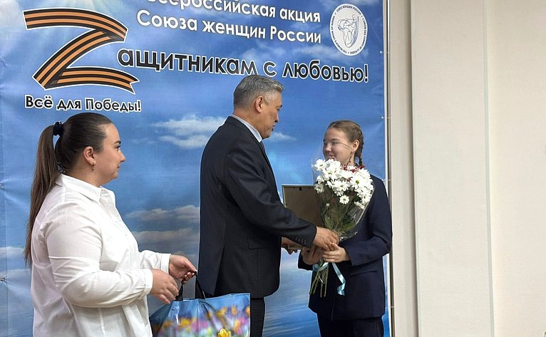 Юрий Валяев провел встречу с семьями-волонтерами в Еврейской автономной области