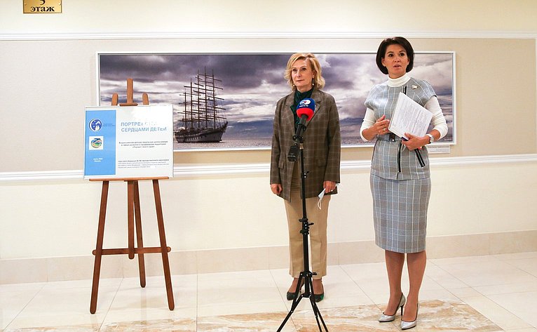 Инна Святенко и Маргарита Павлова открыли в Совете Федерации выставку «Портрет страны сердцами детей»