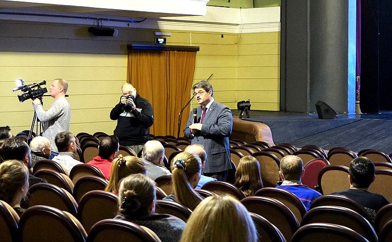 Анатолий Широков провел встречу с работниками культурной сферы колымской столицы