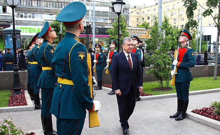 Ильяс Умаханов принял участие в церемонии возложения цветов к памятнику Первому Президенту Республики Узбекистан