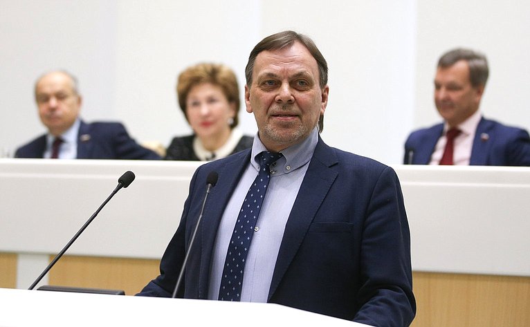 В рамках «времени эксперта» перед сенаторами выступил директор Музея ...