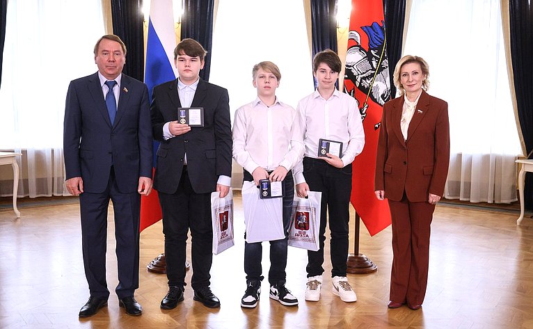 Инна Святенко и Владимир Кожин вручили награды юным героям — ученикам московских школ