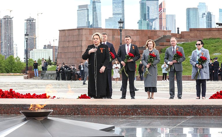 Председатель Совета Федерации Валентина Матвиенко приняла участие в торжественной церемонии возложения цветов к Вечному огню в Парке Победы на Поклонной горе в Москве