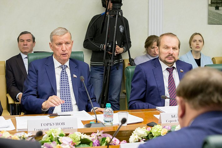 Г. Горбунов и С. Белоусов Заседание Комитета СФ по аграрно-продовольственной политике и природопользованию