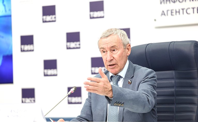 В пресс-центре ТАСС прошла пресс-конференция председателя Комиссии СФ по защите государственного суверенитета и предотвращению вмешательства во внутренние дела РФ Андрея Климова, посвященная построению новой архитектуры евразийской безопасности
