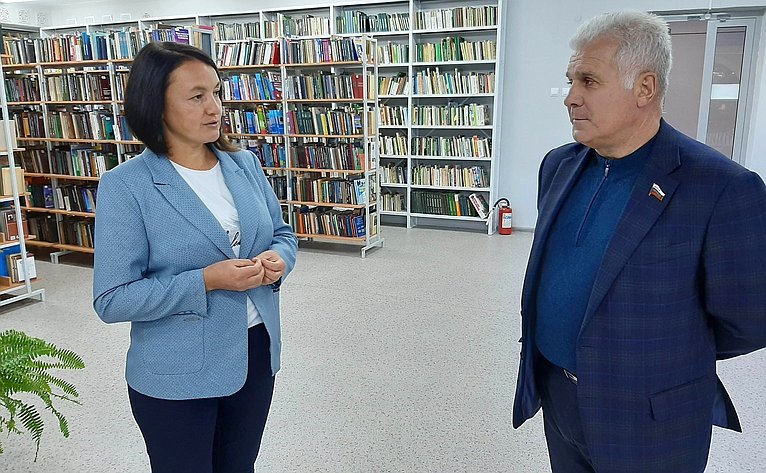 Сергей Мартынов посетил библиотеку и отметил успешную работу ее коллектива
