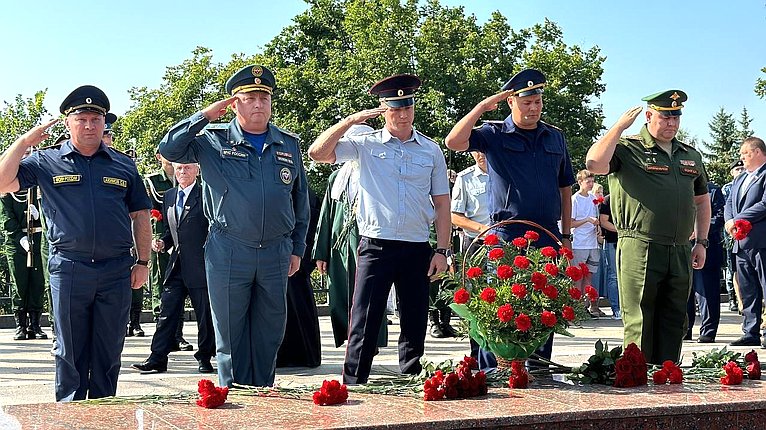 Айрат Гибатдинов принял участие в возложении цветов в память о героизме и смелости советских солдат