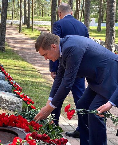 Александр Савин возложил цветы к памятнику «Солдат» на Сестрорецком мемориальном кладбище