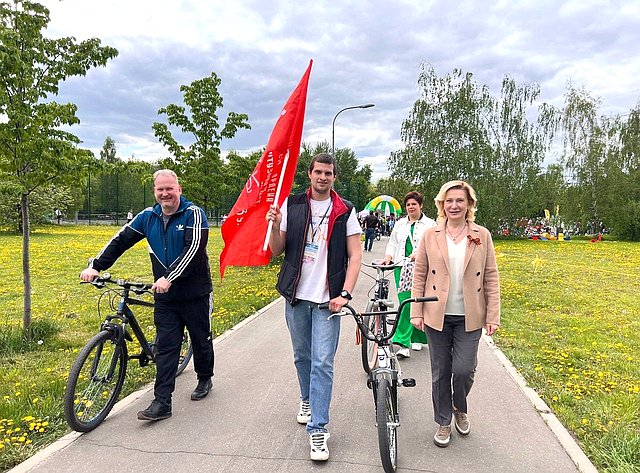 Инна Святенко приняла участие в юбилейном 10-м велопараде, посвященном Дню Победы