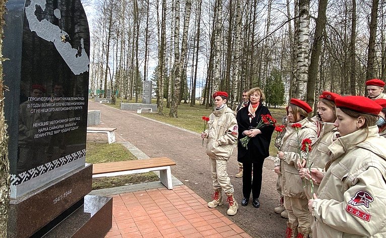 Р. Галушина посетила вместе с юнармейцами мемориал воинам Ненецкого округа на Синявинских высотах