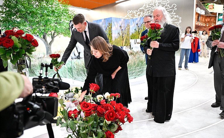Церемония возложения цветов к стенду Белгородской области на выставке-форуме «Россия»