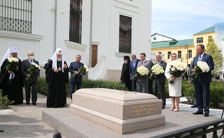 Председатель Совета Федерации Валентина Матвиенко возложила цветы к могиле митрополита Казанского и Татарстанского Феофана