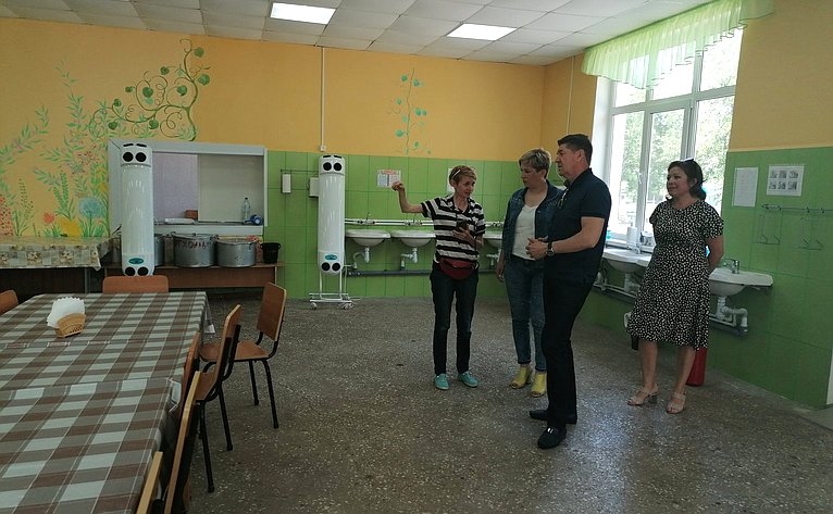 Андрей Шевченко ознакомился с ходом строительства детской больницы и посетил летние детские лагеря в Оренбурге