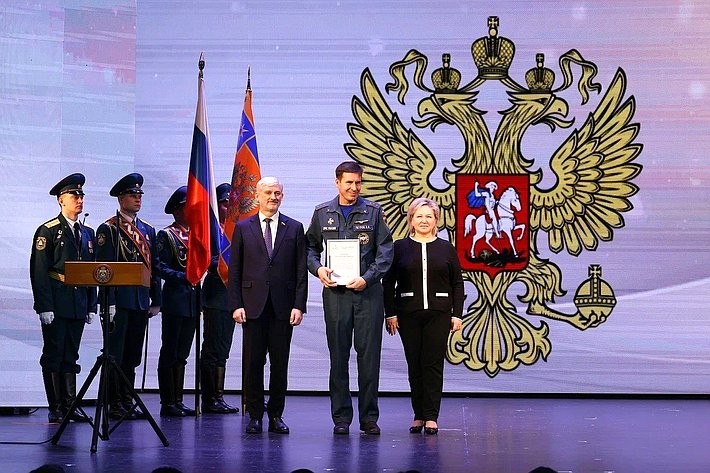 Евгений Дитрих в Великом Новгороде исполнил новогоднее желание ребёнка и поздравил сотрудников МЧС