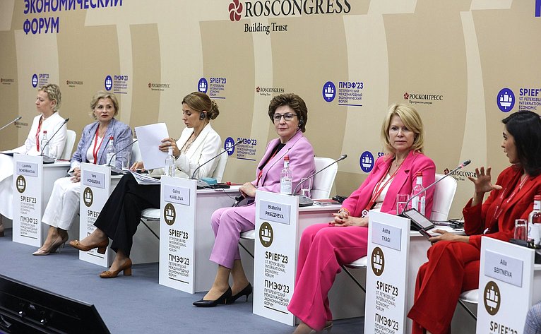Галина Карелова приняла участие в сессии ЕЖФ «Женщины в промышленном развитии: новые горизонты», которая состоялась в рамках основной программы Петербургского международного экономического форума