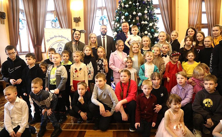 Олег Кувшинников поздравил ребят с наступающим Новым годом