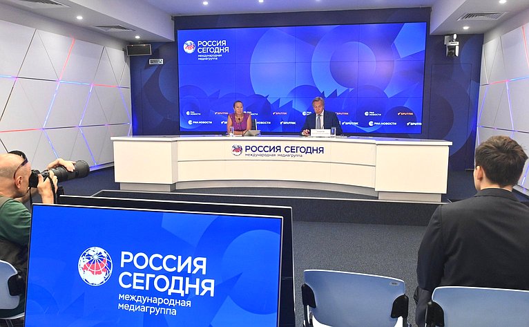 В Пресс-центре «Россия сегодня» прошла пресс-конференция председателя Комиссии Совета Федерации по информационной политике и взаимодействию со СМИ Алексея Пушкова об основных направлениях и о перспективах работы Комиссии в 2024–2025 политическом году