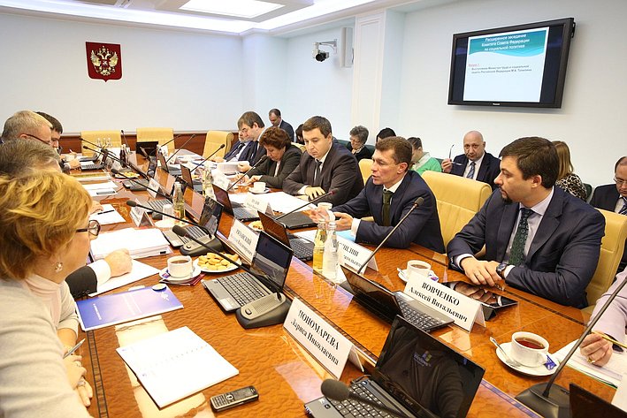 Расширенное заседание Комитета СФ по социальной политике с участием Министра труда и социальной защиты РФ М.А. Топилина