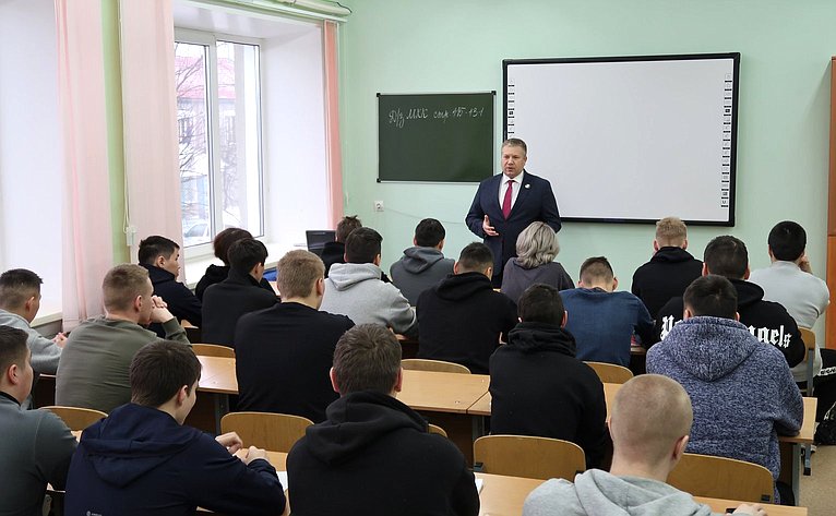 Денис Гусев провёл встречу со студентами Ненецкого АО