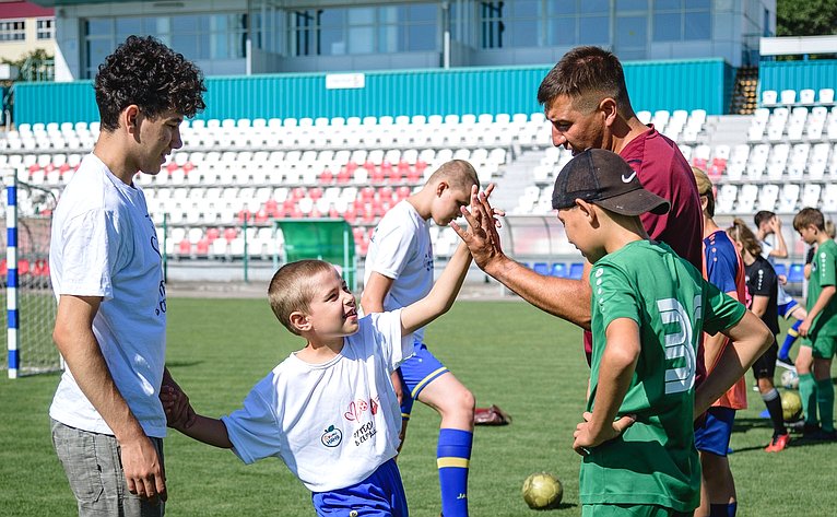 Оксана Хлякина в ходе рабочей поездки в регион посетила открытую тренировку по футболу инклюзивной сборной Липецкой области на стадионе «Металлург»