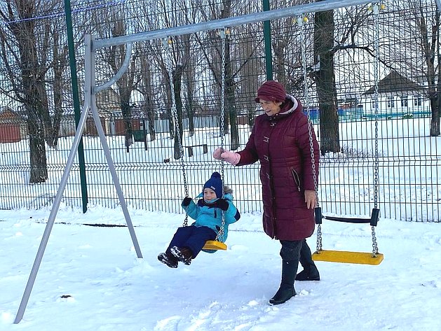 В селе Титоренко Энгельсского района открылась современная площадка для занятий физкультурой и спортом и для детских игр