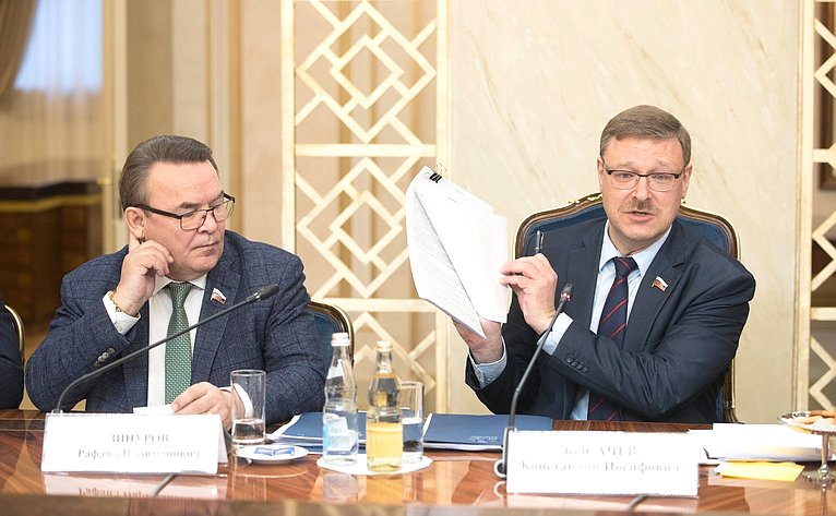 Встреча К. Косачева с наблюдателями от парламентов стран СНГ