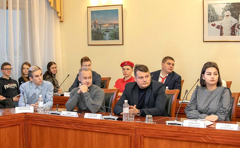 Юрий Воробьев принял участие в очередном заседании Дискуссионного клуба в Вологде