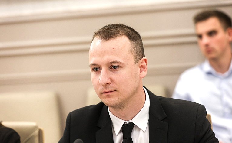 Встреча Александра Варфоломеева с членами молодежного парламента при Тульской областной Думе