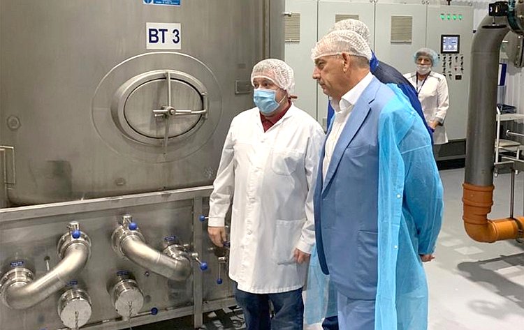 Сенатор Сергей Митин посетил два крупнейших в Новосибирской области предприятия по производству упакованной питьевой воды