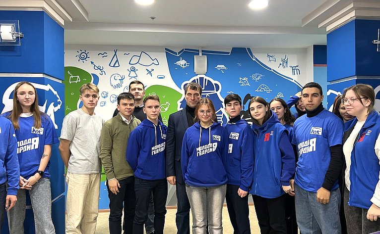 Эдуард Исаков преддверии дня Народного единства встретился в Ханты-Мансийске с молодогвардейцами и ребятами из молодежного парламента