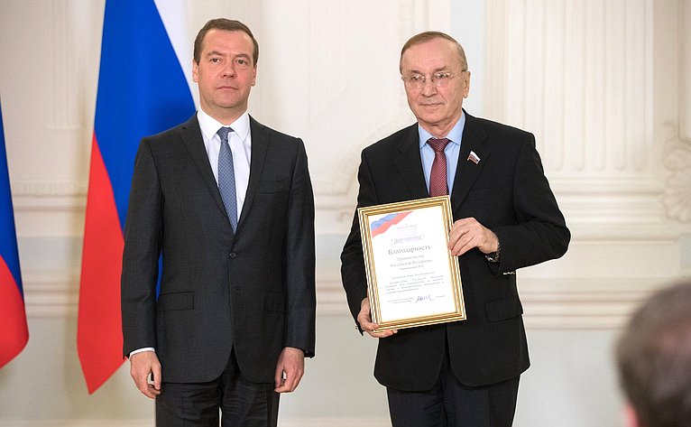 Дмитрий Медведев вручил члену Комитета СФ по федеративному устройству, региональной политике, местному самоуправлению и делам Севера Игорю Чернышенко