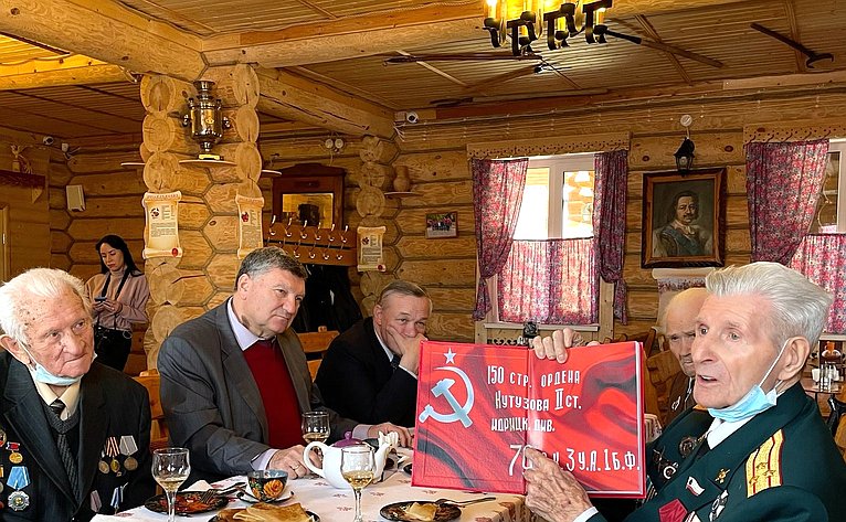 Сергей Аренин в канун праздника Нового года провел встречу с ветеранами Великой Отечественной войны