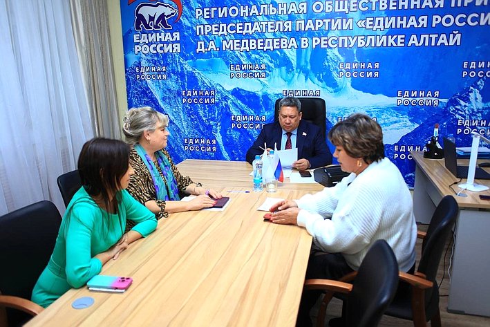 Владимир Полетаев в ходе региональной недели ответил на вопросы жителей региона в рамках приема граждан
