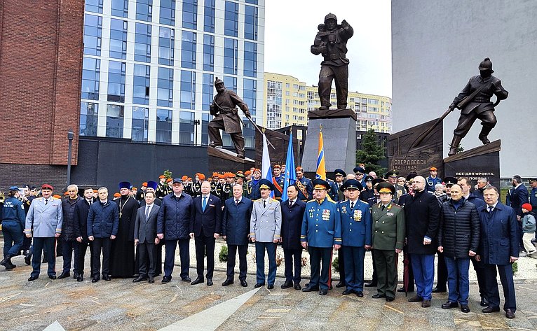 Виктор Шептий принял участие в церемонии открытия памятника пожарным и спасателям в Екатеринбурге