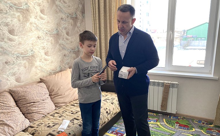 Олег Алексеев во время рабочей поездки в регион поздравил с Днем рождения маленького жителя города Энгельса
