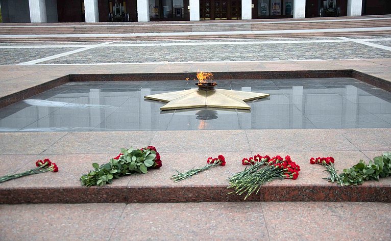 Председатель Совета Федерации В. Матвиенко возложила цветы к Вечному огню в Парке Победы на Поклонной горе