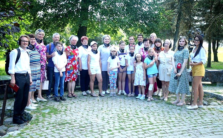 Елена Писарева в рамках работы в регионе пригласила новгородские приемные семьи на иммерсивный спекталь-променад «Слушай Новгород»