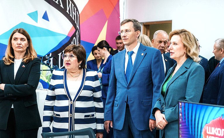 Сенаторы посетили Школу креативных индустрий на базе Окружного Дома народного творчества и Центр народных художественных промыслов и ремесел