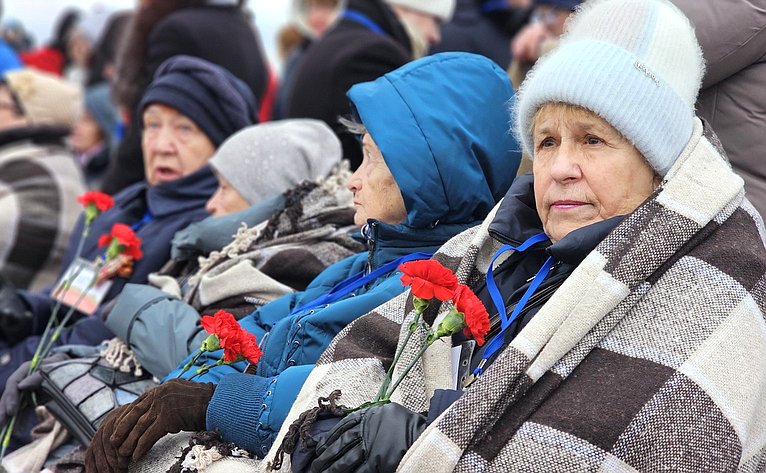 Лариса Круглова приняла участие в торжественном мероприятии у мемориала Защитникам Советского Заполярья, посвящённом 81-й годовщине разгрома немецко-фашистских войск в нашем регионе