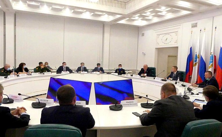 Сергей Аренин в рамках работы в субъекте РФ провел совещание с командирами воинских частей и главами муниципальных образований региона