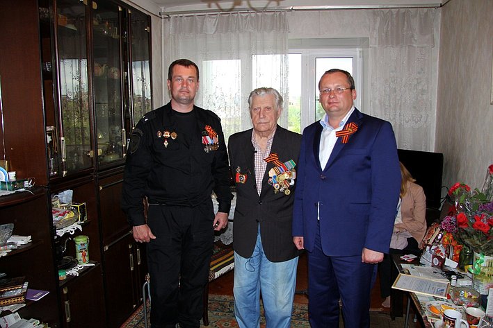 И. Мартынов поздравил ветерана Кодинова с 70-летием Великой Победы