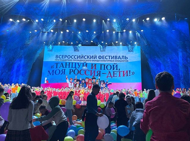 Заместитель Председателя СФ Константин Косачев принял участие в церемонии открытия Всероссийского фестиваля «Танцуй и пой, моя Россия – Дети!»